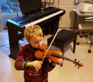 Leerling viool spelen
